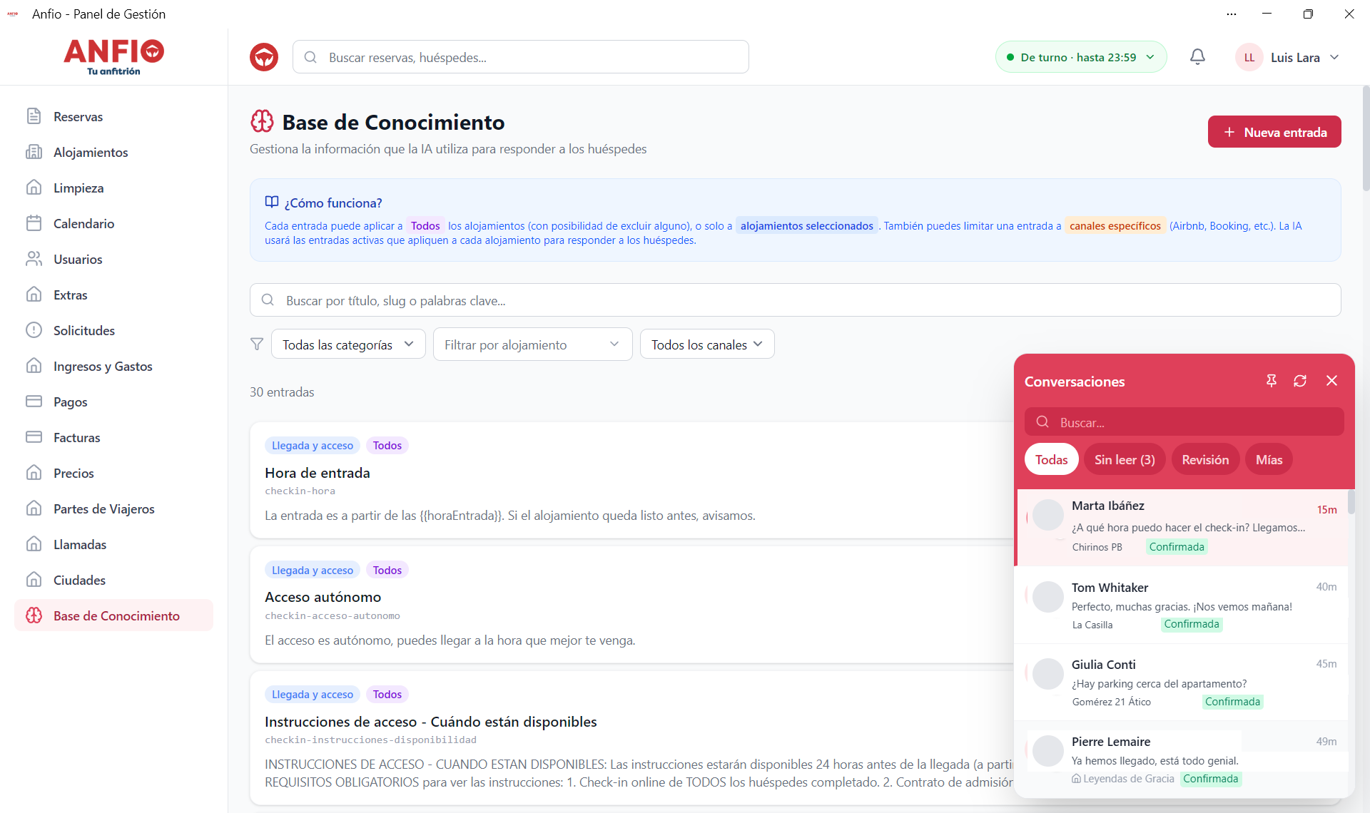 Bandeja unificada de la app de Anfio, con las conversaciones de huéspedes de varios portales